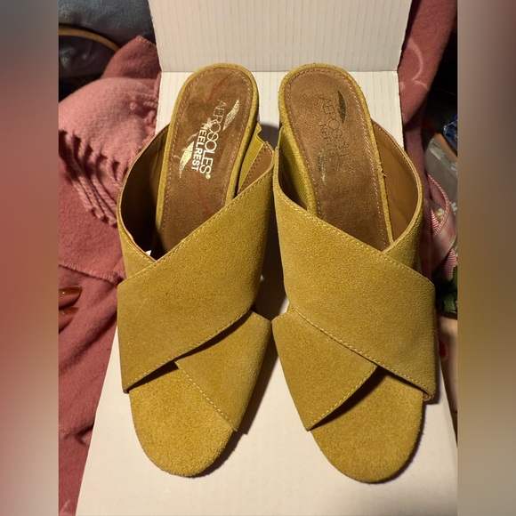 Aerosoles Women's Yellow Green Olive Suede Mules Sandals - Picture 1 of 6